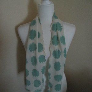 **2/12$** Ruffled edge dandelion scarf